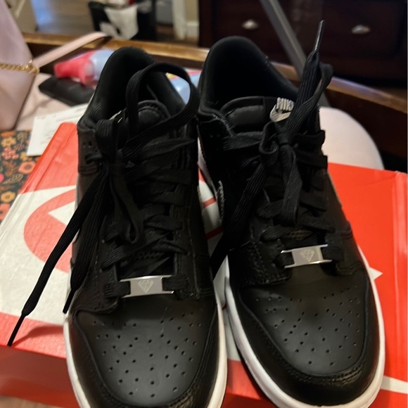 Nike - Picture 3 of 4